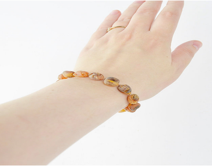 Top 10 Health Benefits of Wearing a Baltic Amber Bracelet