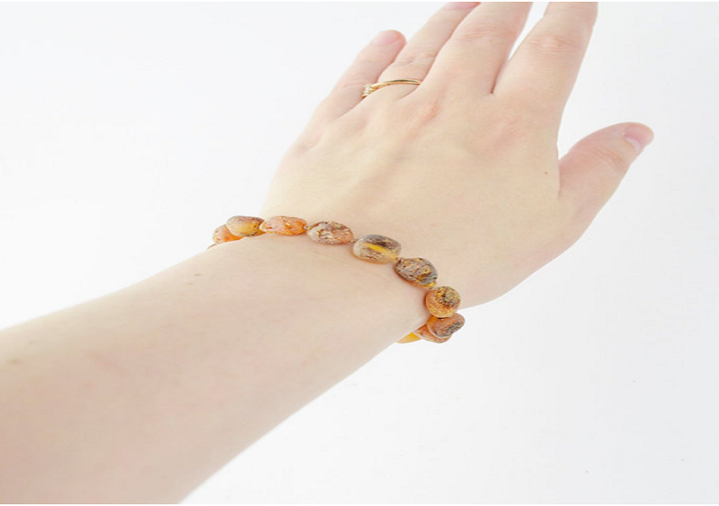 Top 10 Health Benefits of Wearing a Baltic Amber Bracelet